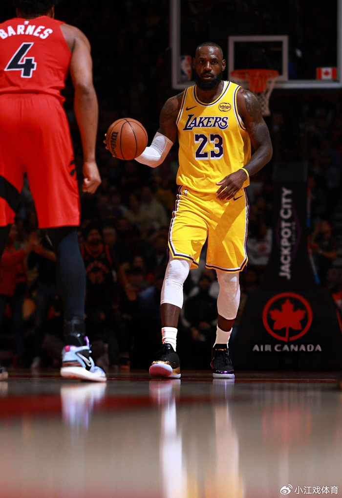 詹姆斯连续1297场上双纪录终结！仅砍8+6+11 助攻八村垒三分绝杀