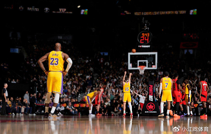 詹姆斯连续1297场上双纪录终结！仅砍8+6+11 助攻八村垒三分绝杀