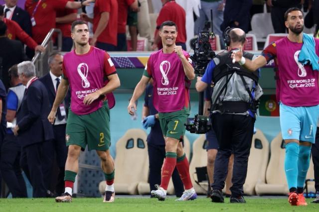 C罗笑称：我碰到了球 B费承认：原以为首球是C罗的