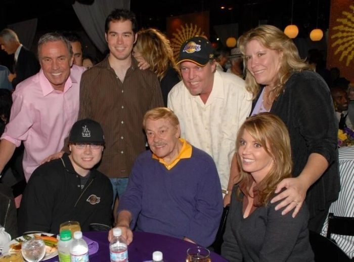 kaiyun-害！巴斯家族内斗，詹姆斯无辜躺枪|湖人|珍妮|洛杉矶快船队|洛杉矶湖人队|自由球员_新浪体育_新浪新闻