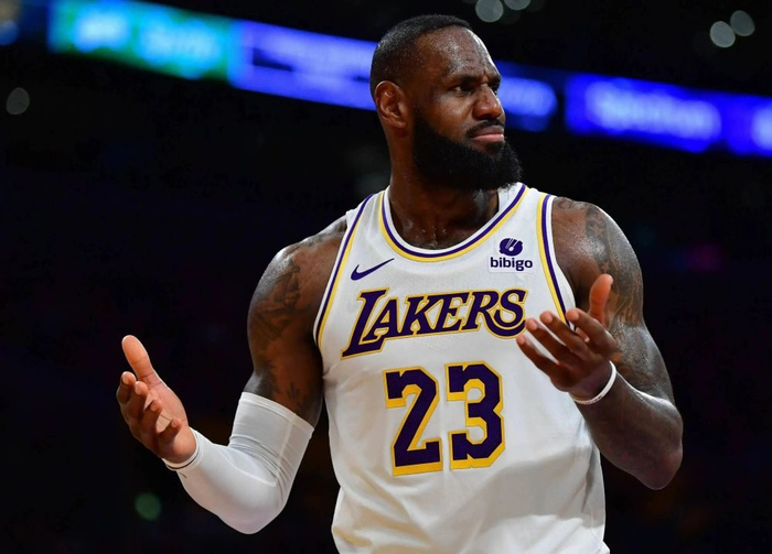 kaiyun-害！巴斯家族内斗，詹姆斯无辜躺枪|湖人|珍妮|洛杉矶快船队|洛杉矶湖人队|自由球员_新浪体育_新浪新闻