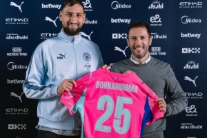 门将强援！曼城社媒晒多纳鲁马亮相照片：他来了