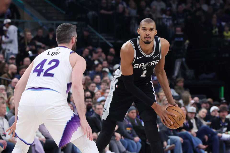 开云体育下载-文班26+13+5帽马刺大胜爵士 福克斯31+5+5弩机17+11+14